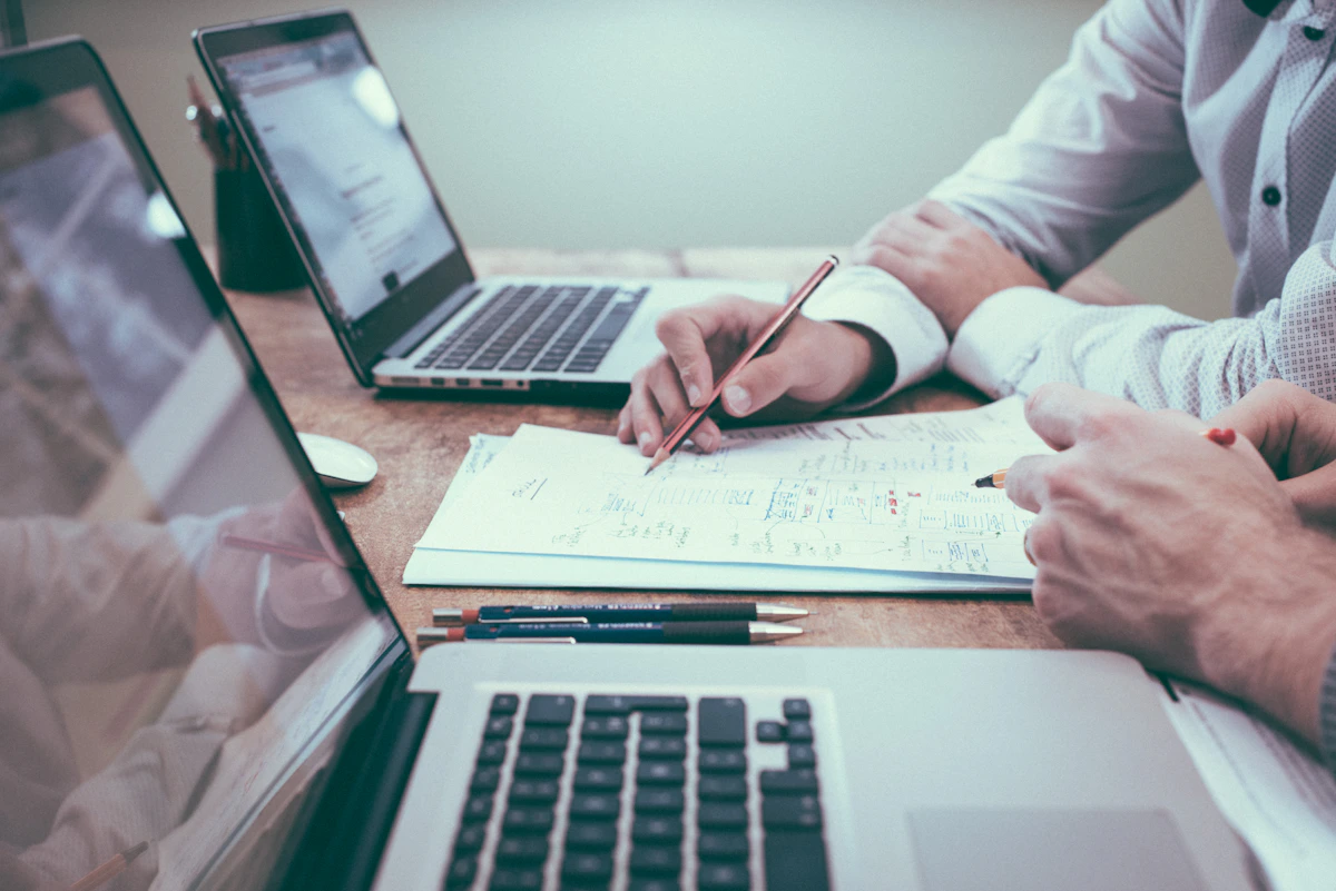 Equipe FinTech realizando análise de lacunas DORA